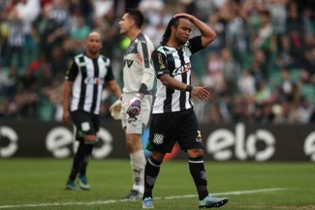 FLORIANOPOLIS - SC - 08/11/2015 - BRASILEIRO A 2015/FIGUEIRENSE X ATLETICO-MG - Carlos Alberto do Figueirense lamenta defesa do goleiro Victor do Atletico-MG durante partida pelo Campeonato Brasileiro A 2015 no estadio Orlando Scarpelli. Foto: Cristiano Andujar/AGIF