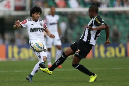 FLORIANOPOLIS - SC - 08/11/2015 - BRASILEIRO A 2015/FIGUEIRENSE X ATLETICO-MG - Luan do Atletico-MG disputa lance com Fabinho do Figueirense durante partida pelo Campeonato Brasileiro A 2015 no estadio Orlando Scarpelli. Foto: Cristiano Andujar/AGIF